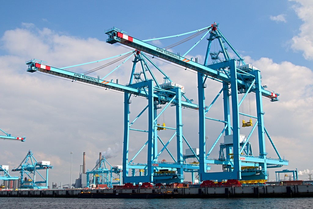 europoort maasvlakte rotterdam botlek haven scheepvaart industrie fabrieken marine transport overslag terminal portlantis ferry centrale